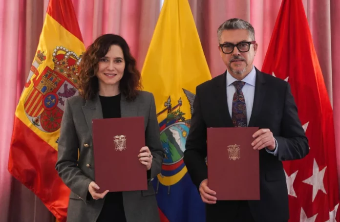 Ayuso, con el Doctor Honoris Causa de la Universidad de las Américas de Quito | Fuente: RRSS