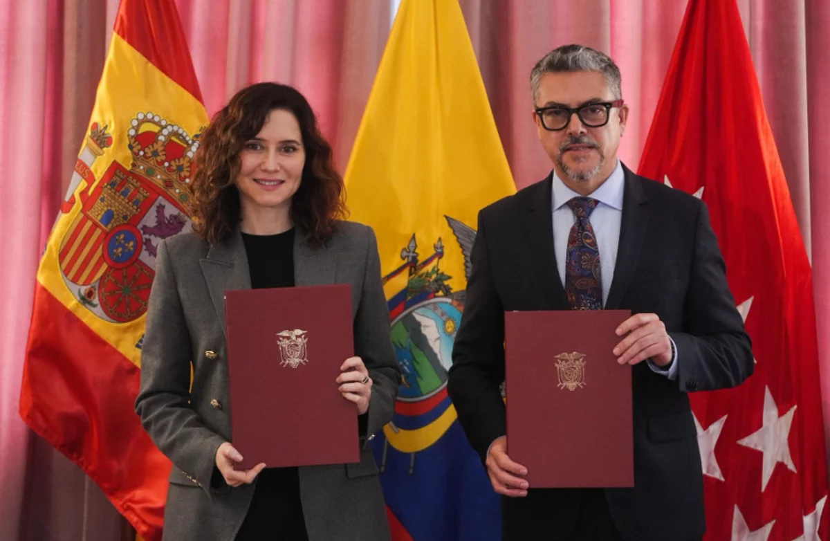 Ayuso, con el Doctor Honoris Causa de la Universidad de las Américas de Quito | Fuente: RRSS