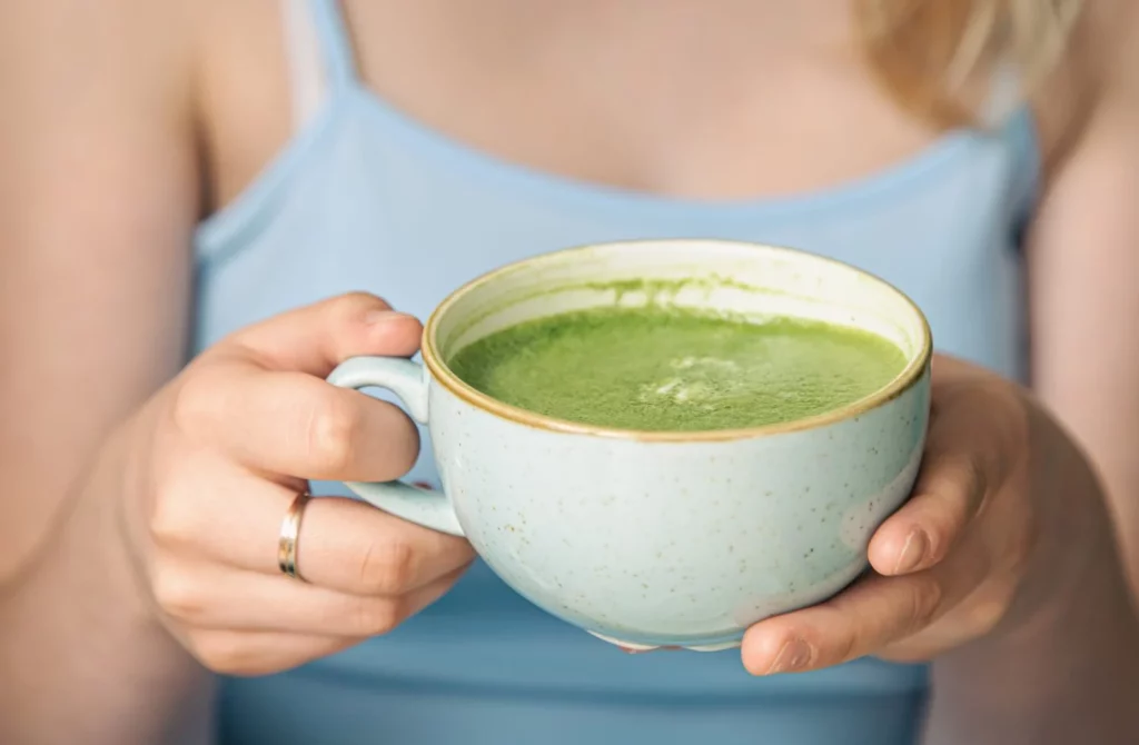 La verdad sobre el café verde: el "quemagrasa milagroso" que no es tan milagroso 4 Moncloa closeup cup with green matcha drink female hands Moncloa