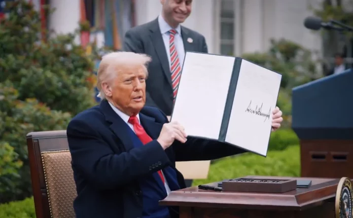 Donald Trump firma el engaño de los aranceles recíprocos para evitar la quiebra de EE UU | Fuente: Casa Blanca