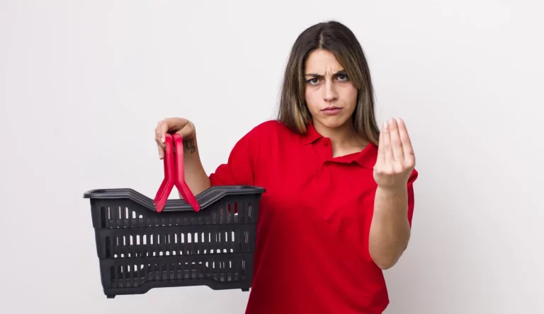 Según la OCU, este gancho ‘solidario’ en supermercados es una estafa legal, y te engañan con la excusa