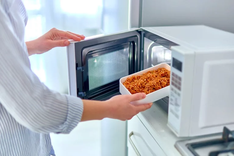 Tu microondas tiene un botón que casi nadie usa y reduce el consumo a la mitad