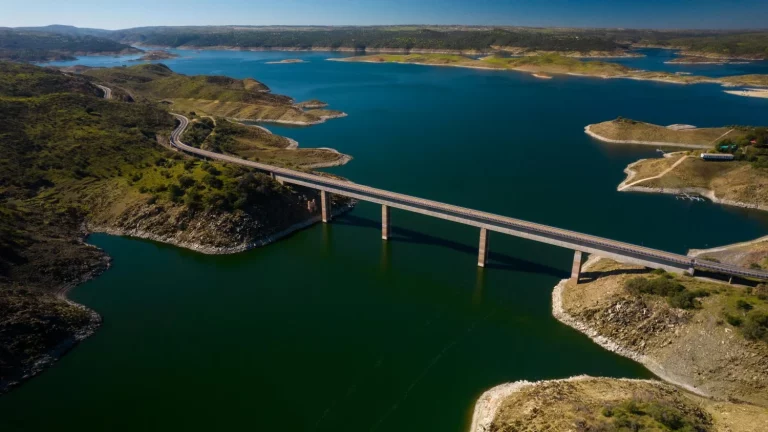 El misterio del pueblo castellano que «desaparece» bajo el agua cada primavera