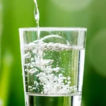 Descubre la verdad sobre el agua con gas: un médico revela si hidrata igual que la normal y cuál conviene más para tu salud