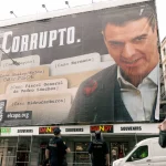 Despliegan una lona frente al Congreso con la palabra «Corrupto» junto a una imagen de Pedro Sánchez