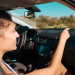 ¿Conduces con gafas o lentillas? Este olvido te puede costar una multa de 200€ según la DGT