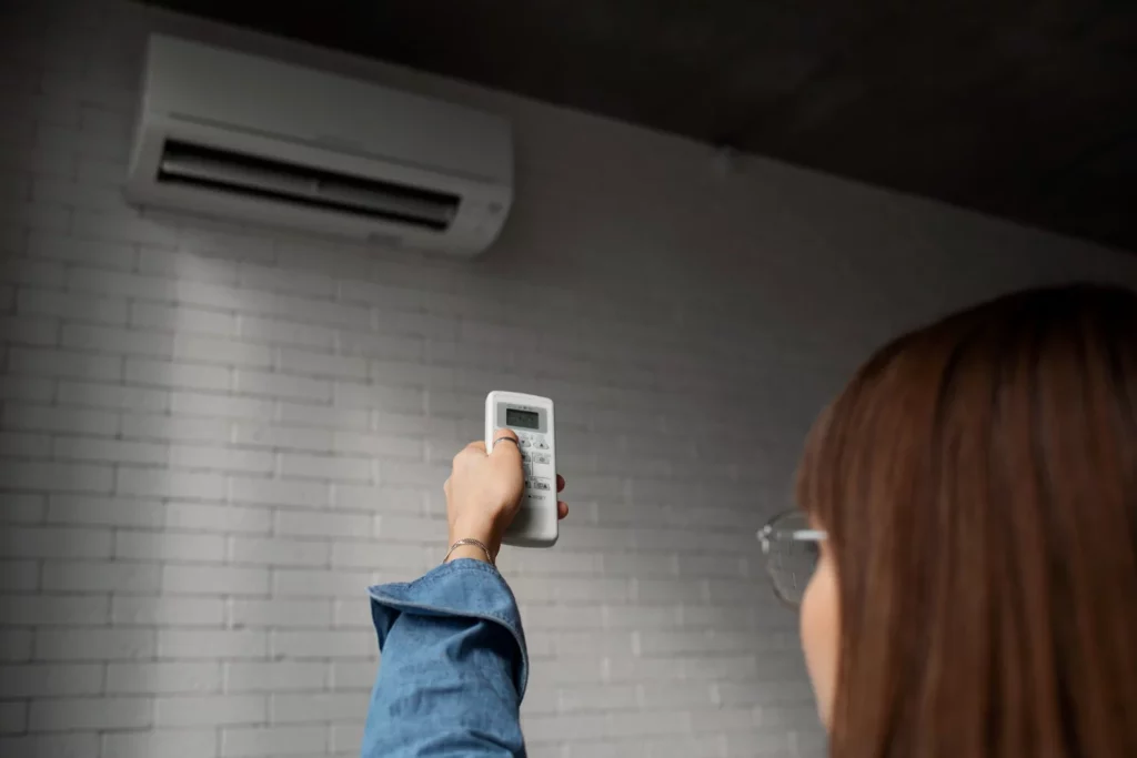La factura de la luz se dispara en verano: Tres electrodomésticos 'vampiro' que debes desconectar sí o sí 1 Moncloa EL AIRE ACONDICIONADO: CUANDO EL STANDBY SE VUELVE COSTOSO
