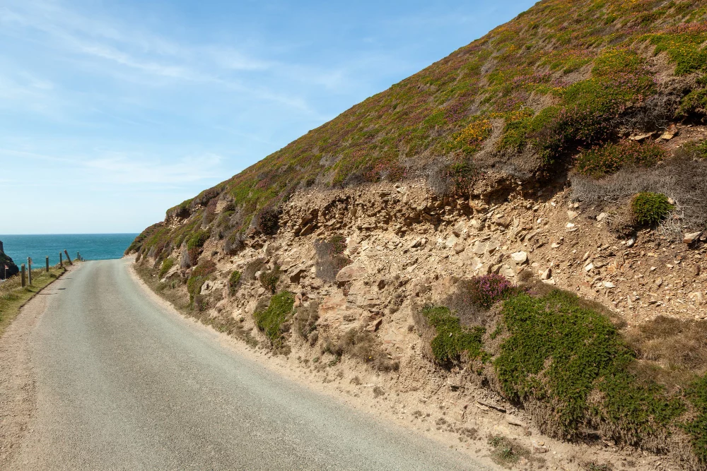 Agosto sorprende con un sendero costero secreto de Cantabria: 2 playas vírgenes en un recorrido de menos de una hora 1 Moncloa UN RECORRIDO AL ALCANCE DE TODOS LOS PÚBLICOS