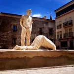 El Ayuntamiento de Plasencia reubica la escultura ‘Escena3’ para preservar su integridad artística