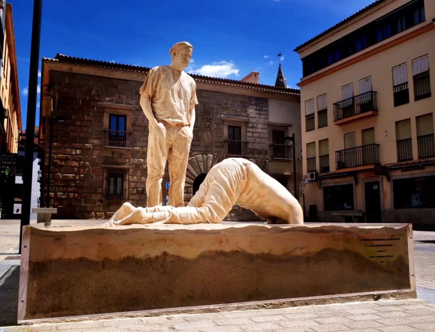 Escultura 3 Plasencia (Fuente: Agencias)