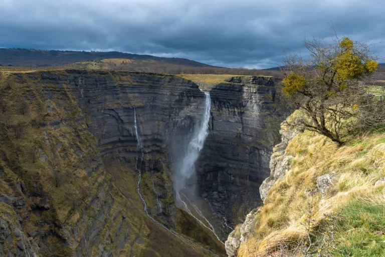 Descúbrela antes de que se llene de turistas: el camino a la cascada más espectacular y desconocida de España