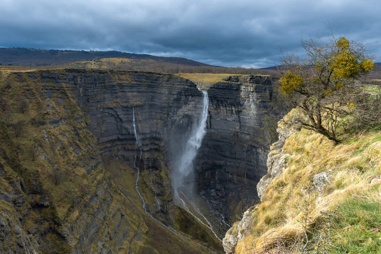 Descúbrela antes de que se llene de turistas: la ruta a la cascada más espectacular y desconocida de España