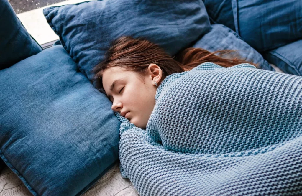 DORMIR BOCA ABAJO: EL ENEMIGO SILENCIOSO DE TU ROSTRO