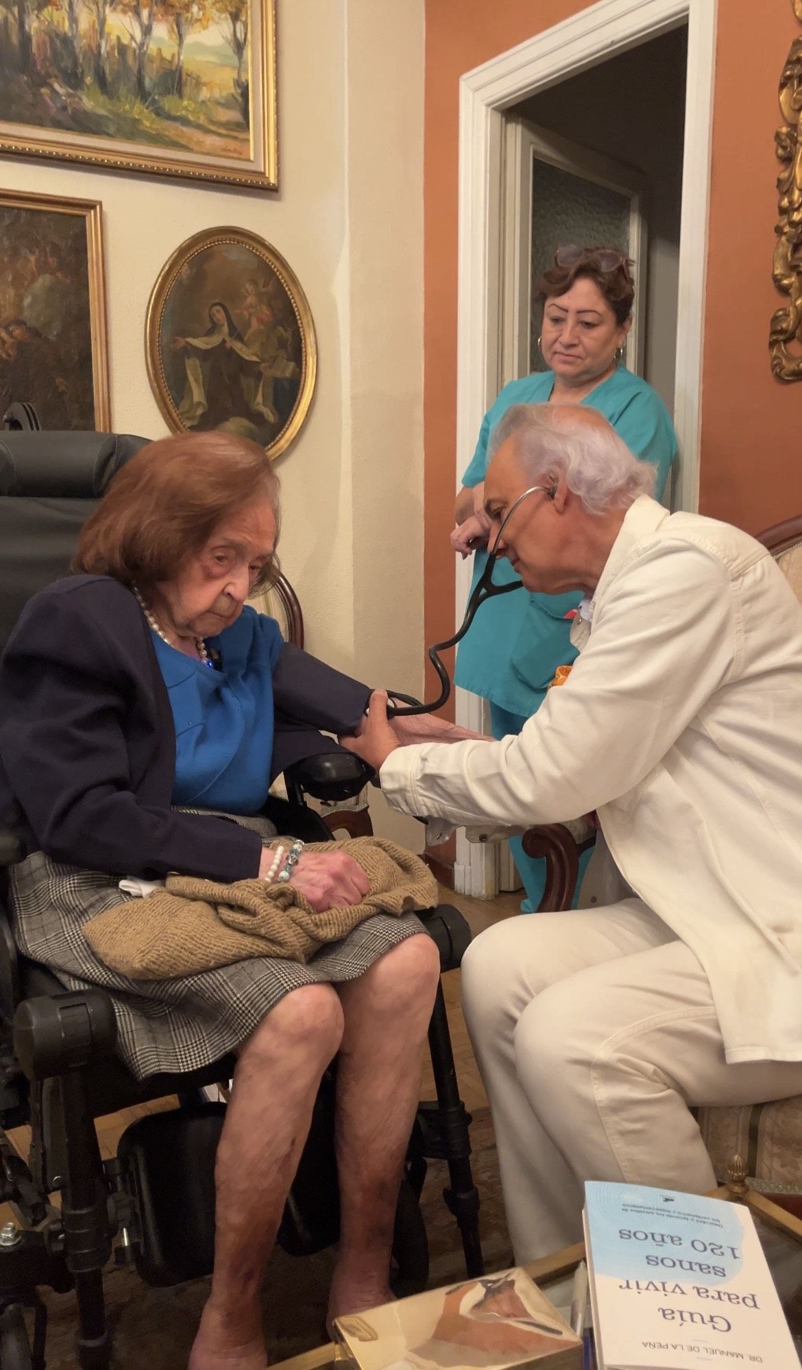 El D Manuel de la Pea con Mercedes lvarez Montero que prono cumplir 107 aos Moncloa