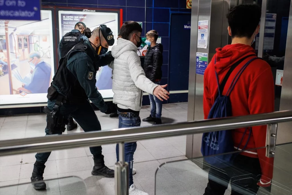 La última gran reyerta contradice a la Delegación del Gobierno de Madrid en Parla 3 Moncloa EuropaPress 4247952 agente guardia civil cachea joven control prevenir violencia bandas Moncloa