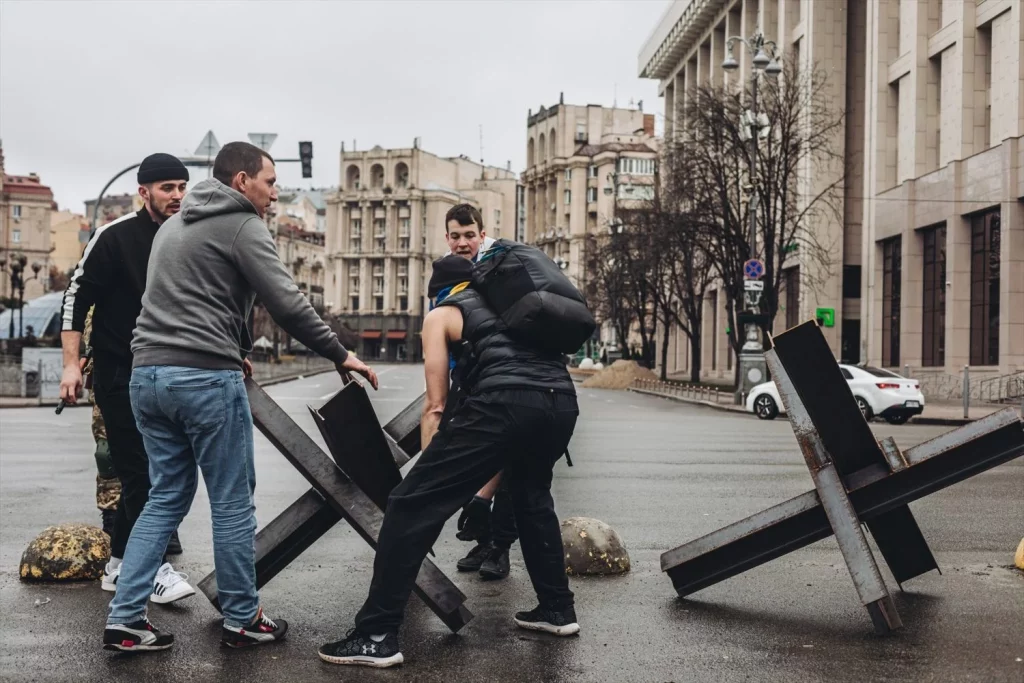 Tráfico de drogas y trata de blancas son algunas de las hipótesis por el asesinato de Pozuelo 2 Moncloa EuropaPress 4288825 varios jovenes realizan barricada plaza maidan marzo 2022 kiev ucrania Moncloa