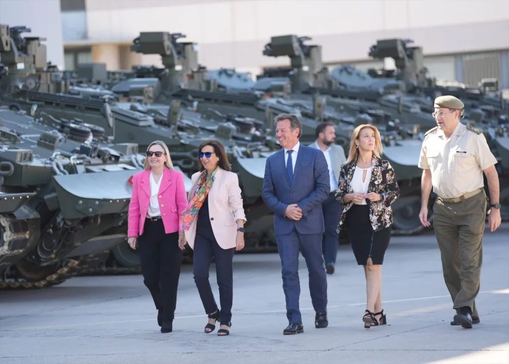 La retirada de los misiles Spike y el lanzacohetes SILAM deja coja una de las patas de Defensa 1 Moncloa La ministra de Defensa, Margarita Robles (2i), junto al director general Santa Barbara sistemas, Juan Escriña (c), y la secretaria de Estado , Amparo Valcarcela (1i), durante la visita a la Fábrica de Santa Bárbara Sistemas para pasar revista a los VCZAP Castor y VCR 8x8 Dragón (Fuente: Agencias)