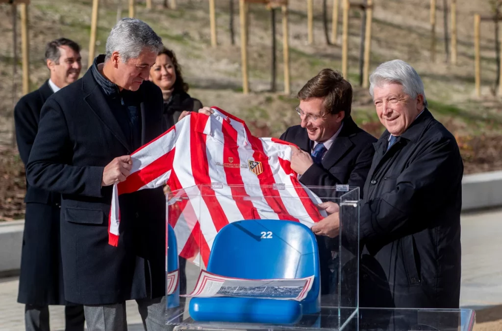El Atlético de Madrid da la lección a Florentino Pérez sobre gestión vecinal 1 Moncloa Miguel Ángel Gil Marín, José Luis Martínez-Almeida y Enrique Cerezo en la culminación de Madrid Río | Fuente: Agencias