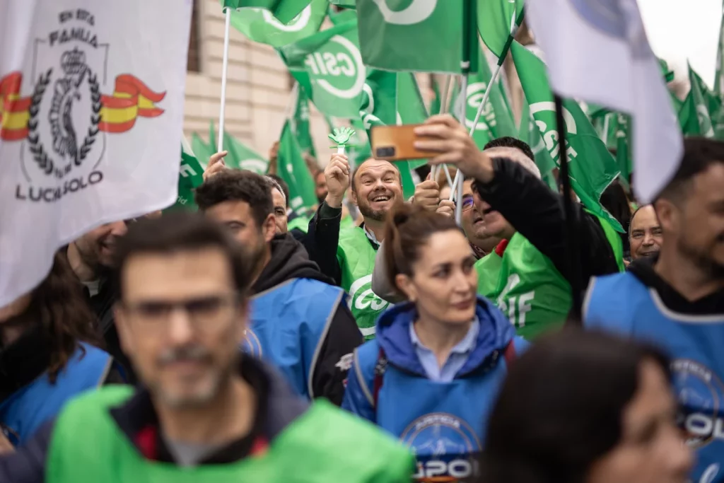 Hartazgo de los funcionarios con Sánchez y Montero por el «impago» de las subidas salariales 1 Moncloa Una de las concentraciones de CSIF contra Hacienda por el impago. | Fuente: Agencias