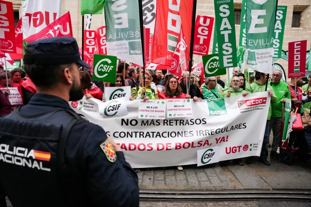 Hartazgo de los funcionarios con Sánchez y Montero por el «impago» de las subidas salariales 2 Moncloa CC OO, UGT y CSIF sí se manifiestan contra gobiernos del PP, como en Andalucía | Fuente: Agencias