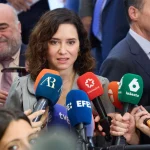 Ayuso sube el tono contra Sánchez utilizando las nucleares y el caos del Ave