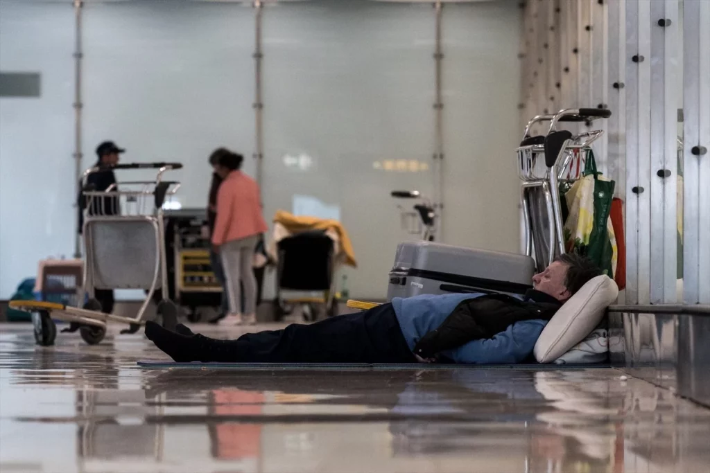 Almeida y AENA se culpan mutuamente de "los sin techo" de Barajas 2 Moncloa EuropaPress 6715388 hombre tumbado suelo t4 aeropuerto adolfo suarez madrid barajas 12 mayo Moncloa