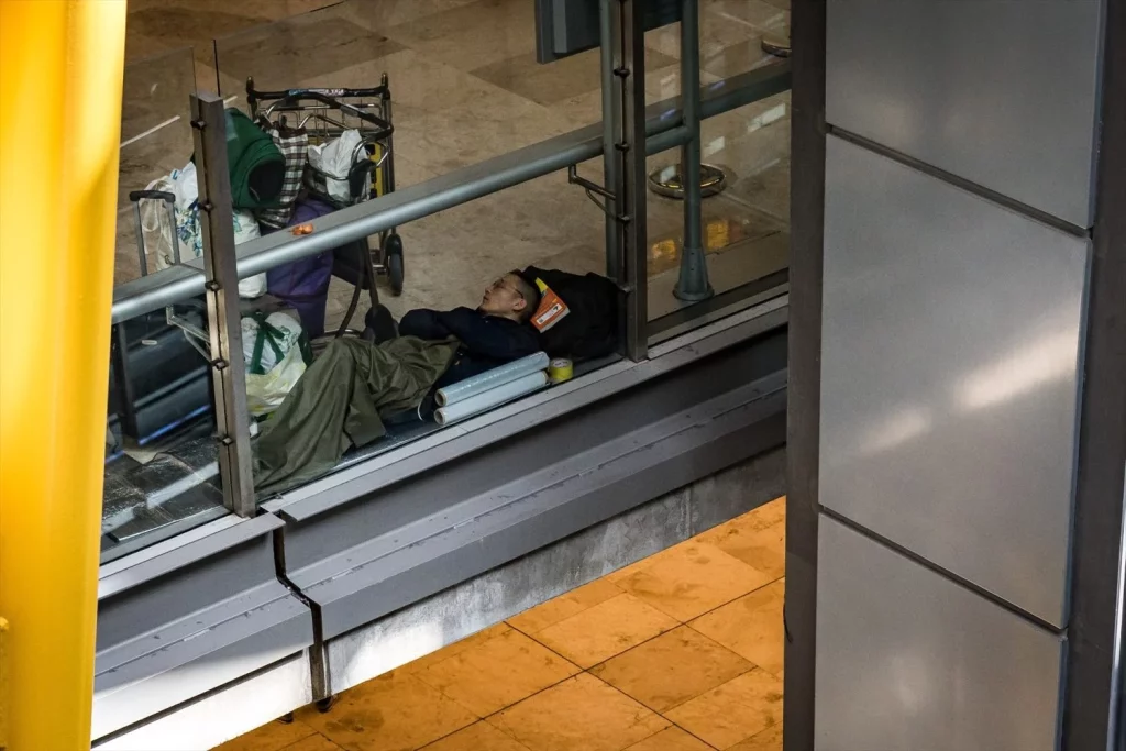 Almeida y AENA se culpan mutuamente de "los sin techo" de Barajas 1 Moncloa EuropaPress 6715521 hombre duerme t4 aeropuerto adolfo suarez madrid barajas 12 mayo 2025 Moncloa
