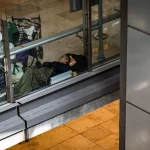 Los policías señalan la ineficacia de las medidas de AENA contra los sin techo de Barajas