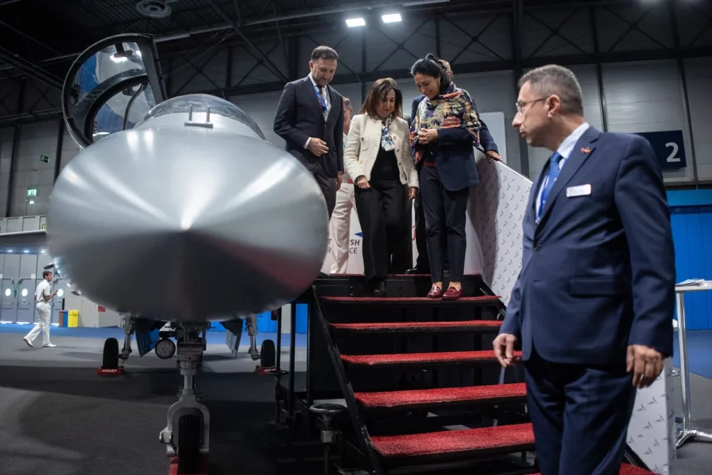 La 'pasión turca' de Margarita Robles: Defensa confía en Turquía para el rearme 2 Moncloa EuropaPress 6717120 ministra defensa margarita robles visita avion combate hurjet desarrollado Moncloa
