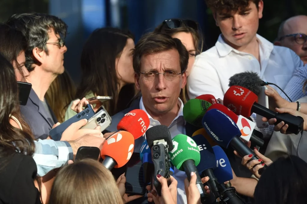Los policías señalan la ineficacia de las medidas de AENA contra los sin techo de Barajas 2 Moncloa El alcalde de Madrid, José Luis Martínez-Almeida, atiende a los medios de comunicación tras una reunión con el presidente de Aena, Maurici Lucena, en la Sede de AENA, a 22 de mayo de 2025, en Madrid (Fuente: Agencias).