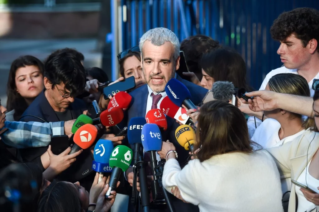 Los policías señalan la ineficacia de las medidas de AENA contra los sin techo de Barajas 1 Moncloa El presidente de Aena, Maurici Lucena, atiende a los medios de comunicación tras una reunión con el alcalde de Madrid, José Luis Martínez-Almeida, en la Sede de AENA, a 22 de mayo de 2025, en Madrid (Fuente: Agencias)