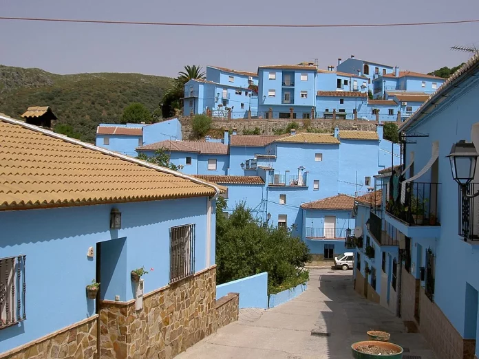 Júzcar: el único 'pueblo pitufo' de España donde la realidad supera la fantasía azul (Júzcar, Málaga)