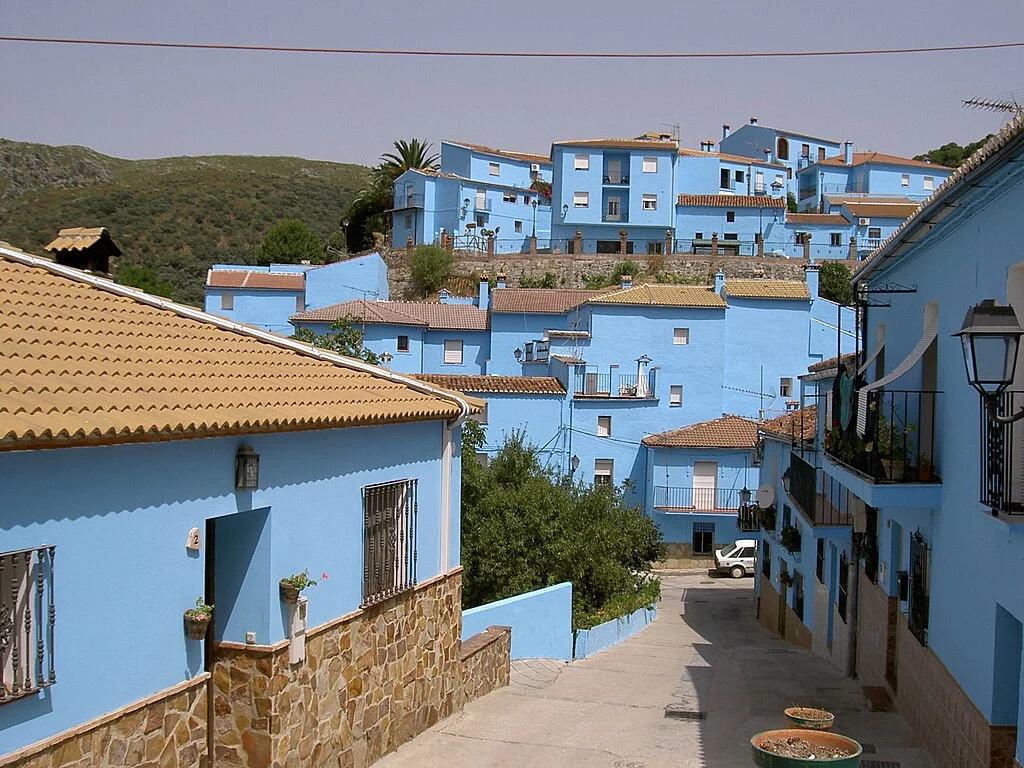 Júzcar: el único 'pueblo pitufo' de España donde la realidad supera la fantasía azul (Júzcar, Málaga)