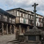 Si buscas un pueblo auténtico para escaparte en junio, este rincón verde con casas de piedra en