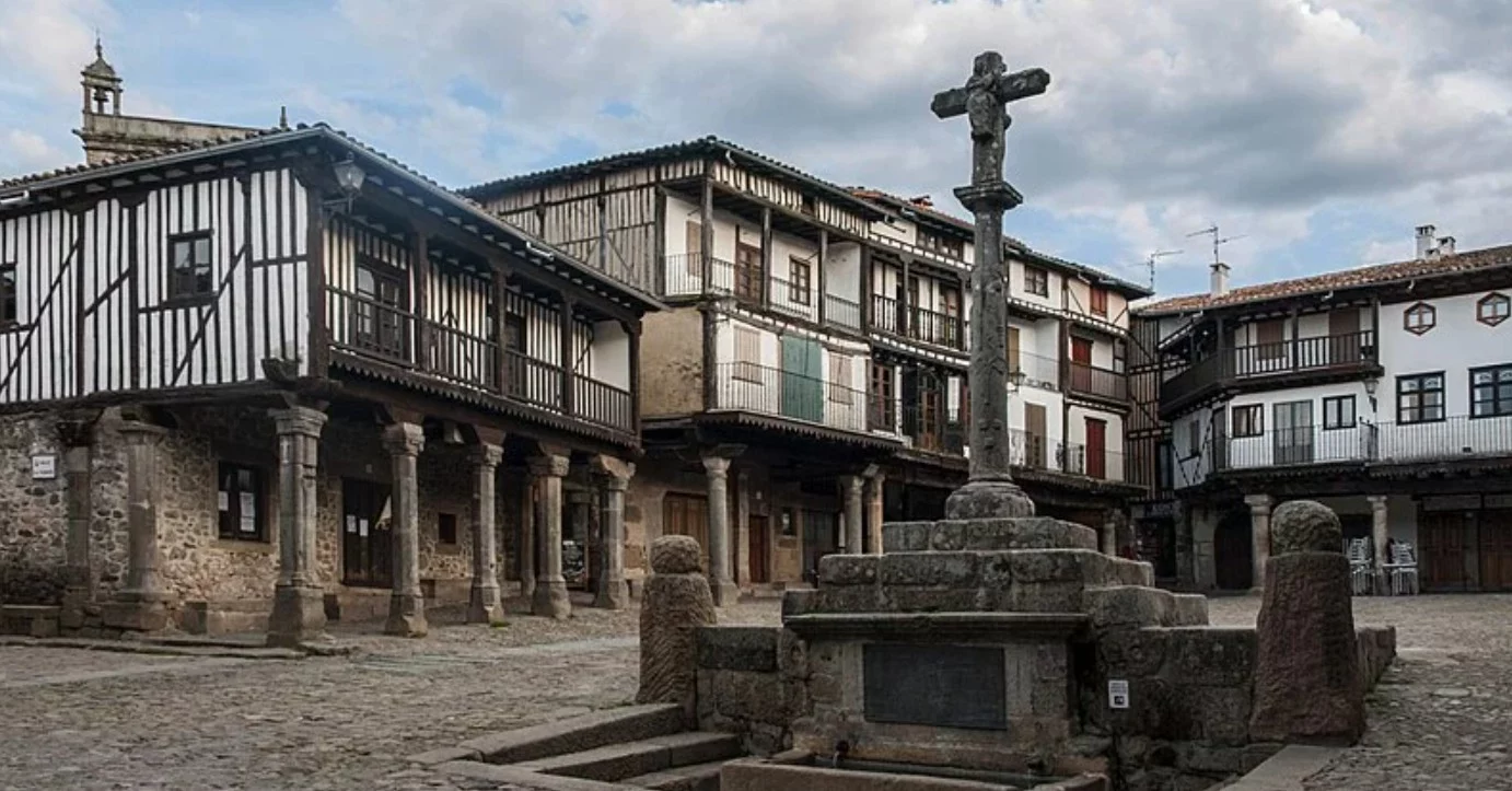 Si buscas un pueblo auténtico para escaparte en junio, este rincón verde con casas de piedra en
