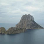 La isla ‘imposible’ de Ibiza que esconde un misterio milenario y una vista que te dejará sin aliento