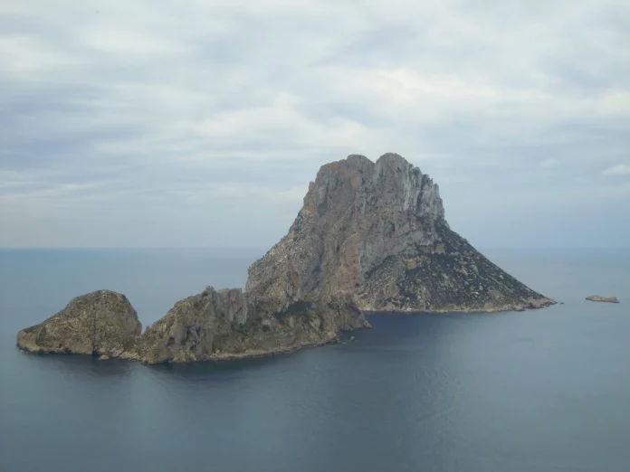 La isla 'imposible' de Ibiza que esconde un misterio milenario y una vista que te dejará sin aliento