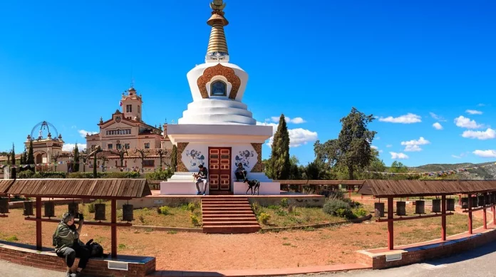 ¿El Tíbet en Barcelona? Descubre el templo secreto entre montañas donde el silencio te cambia.