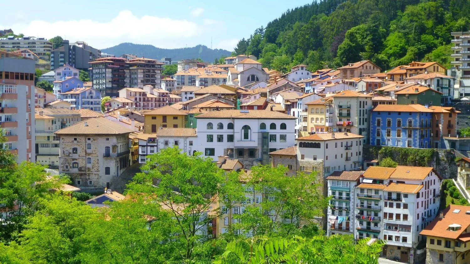 El pueblo español que produce electricidad con olas: energía renovable sin molinos y pionero mundial en planta undimotriz