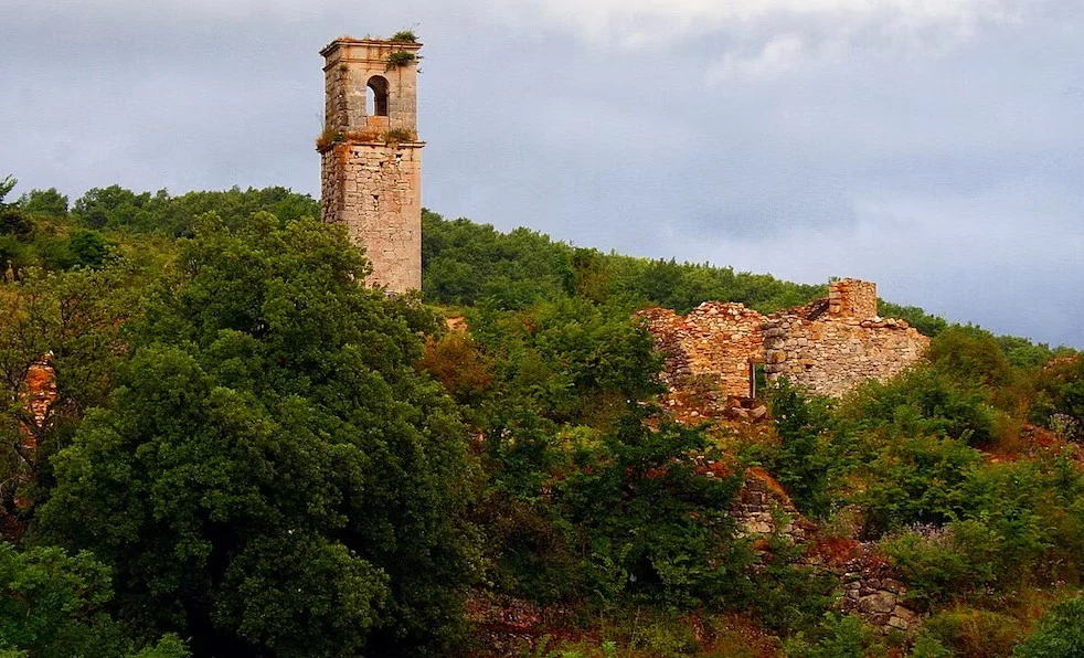 Terror absoluto: El pueblo maldito de Burgos que arrastra historias de fantasmas, epidemias y fenómenos inexplicables cada luna llena
