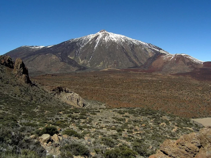 ¿Te atreves a pisar un volcán 'vivo'? La cima de España que te hará sentir en la luna