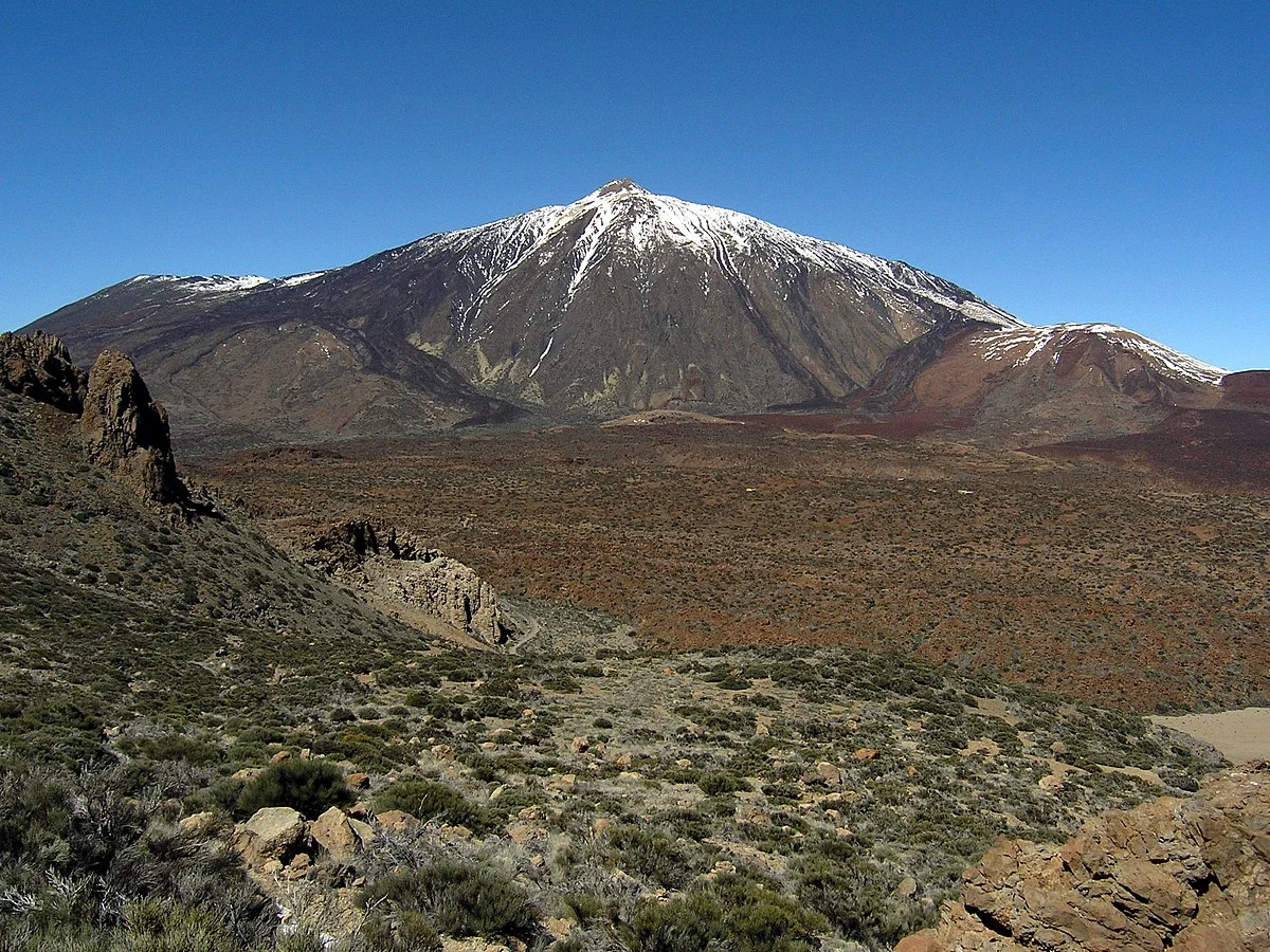 ¿Te atreves a pisar un volcán 'vivo'? La cima de España que te hará sentir en la luna