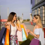 Stradivarius ya piensa en el verano y presenta esta colección de vestidos cortos floreados