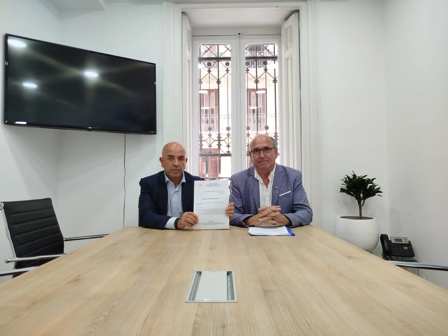 Juan Manuel Medina a la izquierda y Joaquín Amils, presidente de SOSDesaparecidos.