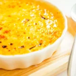 Aprende a hacer la crema catalana, el clásico postre con un giro especial que tus invitados amarán