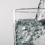 ¿Es mejor el agua embotellada o la del grifo? Los mitos y verdades que debes conocer antes de beber