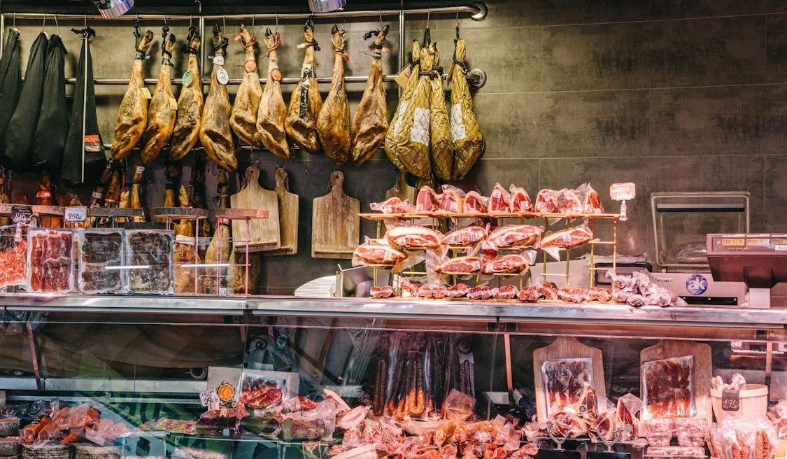 Cuál es la ciudad española donde tapear es una religión y el jamón su tesoro