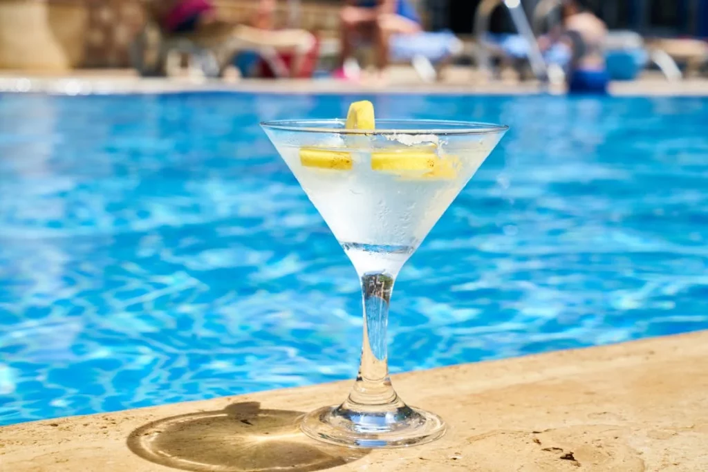 Este cóctel viral se cuela en los bares madrileños y rompe con lo de siempre, convirtiéndose en la sorpresa más refrescante y original de la temporada 1 Moncloa El cóctel que refresca el verano