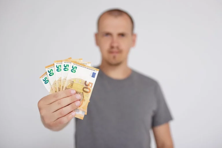 La OCU te enseña a detectar un billete falso en 3 segundos. ¡Qué no te la cuelen!