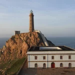 *El «Faro del Fin del Mundo» (real) de Galicia que no es Fisterra y tiene una historia aún más épica